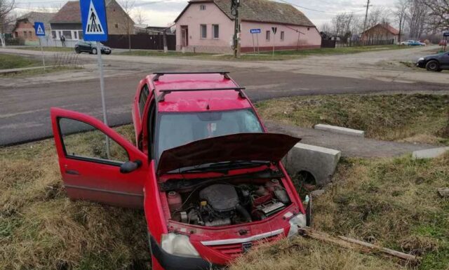 Prietenul i-a luat mașina, a intrat cu ea în șanț, apoi l-a luat la bătaie. Pedeapsa primită!