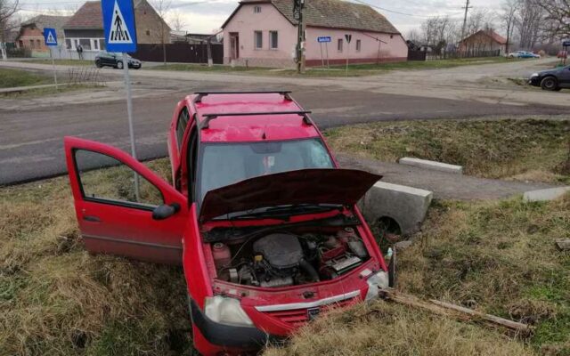 Prietenul i-a luat mașina, a intrat cu ea în șanț, apoi l-a luat la bătaie. Pedeapsa primită!