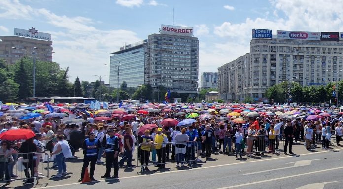 Profesorii continuă greva