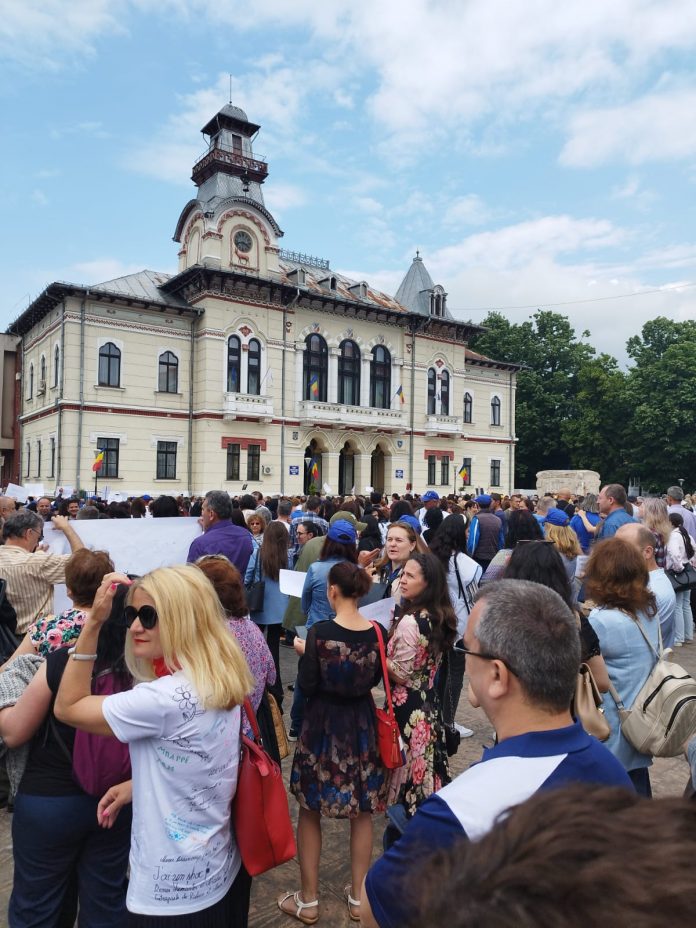 Profesorii protestează la Târgu Jiu – FOTO