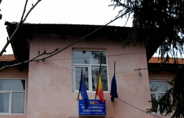 A demisionat din funcția de director