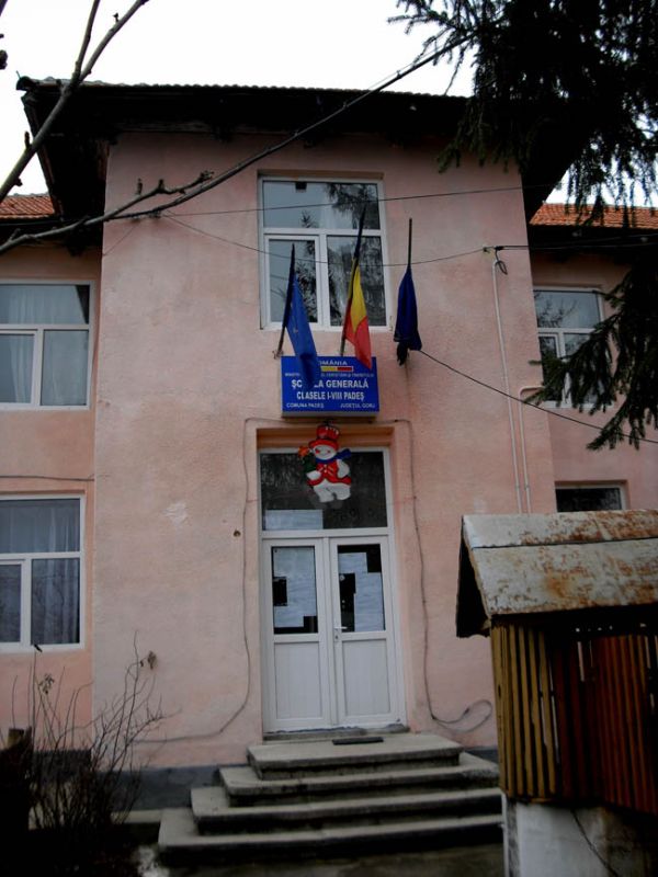 A demisionat din funcția de director