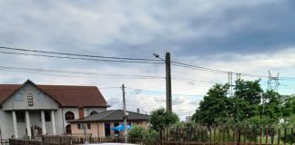 Adjunctul unui șef de post dă amenzi pentru șoferi cu geamuri fumurii în timp ce mașina lui este la fel