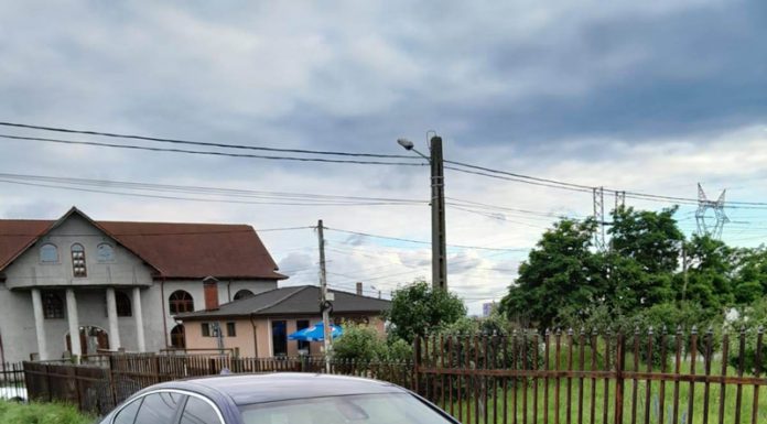 Adjunctul unui șef de post dă amenzi pentru șoferi cu geamuri fumurii în timp ce mașina lui este la fel