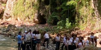 Record la coborârea în rapel pe podul de lângă Peștera Polovragi!
