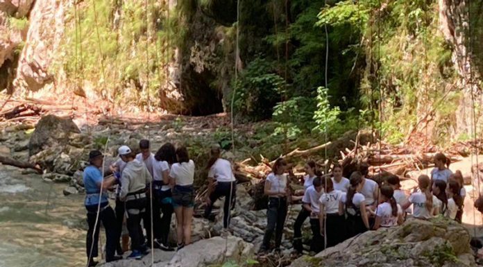 Record la coborârea în rapel pe podul de lângă Peștera Polovragi!