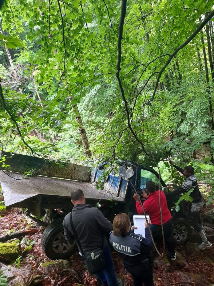 VIDEO/FOTO: Bărbatul căzut cu mașina în râpa de aproximativ 40 de metri a fost găsit decedat