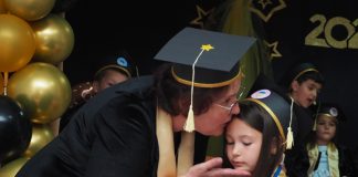 Rovinari: Absolvenții Grădiniței ,,Albă ca Zăpada”, la ultima serbare emoționantă! Preșcolarii și-au luat rămas bun, cu lungi îmbrățișări, de la educatoarea lor