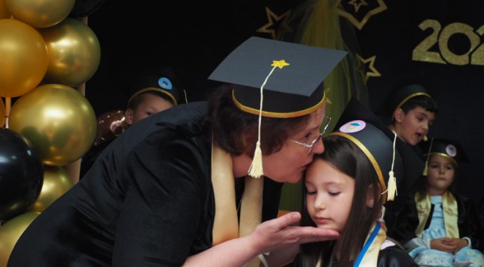 Rovinari: Absolvenții Grădiniței ,,Albă ca Zăpada”, la ultima serbare emoționantă! Preșcolarii și-au luat rămas bun, cu lungi îmbrățișări, de la educatoarea lor