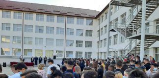 Învățătoare acuzată de agresiune! Mama fetiței lovite a depus plângere la poliție