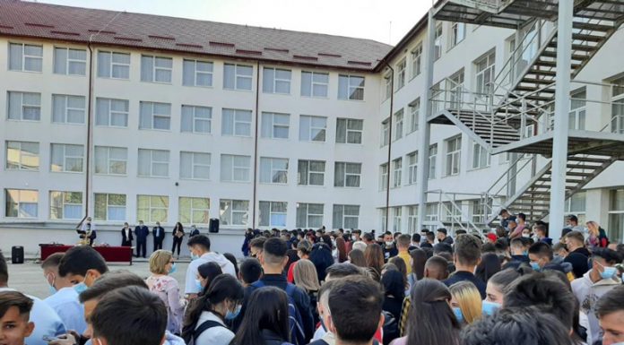 Învățătoare acuzată de agresiune! Mama fetiței lovite a depus plângere la poliție