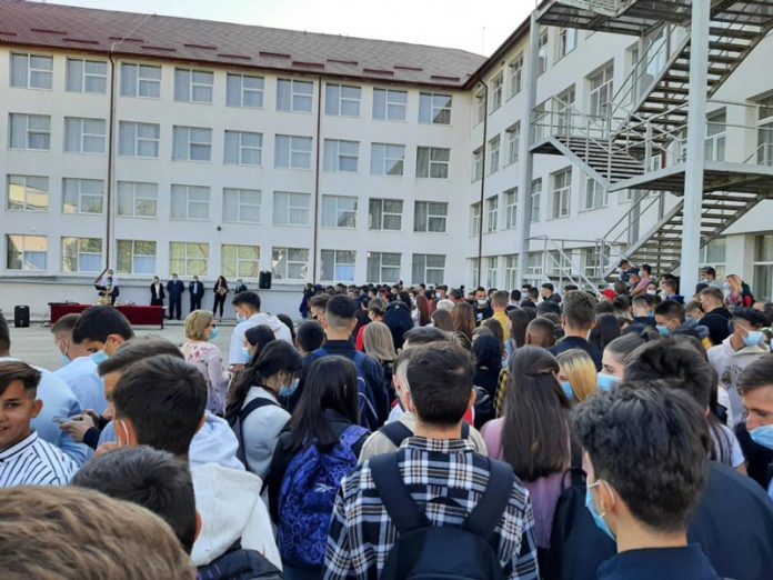 Învățătoare acuzată de agresiune! Mama fetiței lovite a depus plângere la poliție