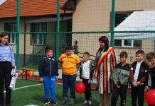 Fericire pe chipurile copiilor din Bumbești-Pitic! De ziua lor, au avut parte de muzică, mascote, picturi pe față, un tobogan gonflabil și un magician