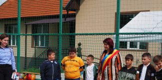 Fericire pe chipurile copiilor din Bumbești-Pitic! De ziua lor, au avut parte de muzică, mascote, picturi pe față, un tobogan gonflabil și un magician