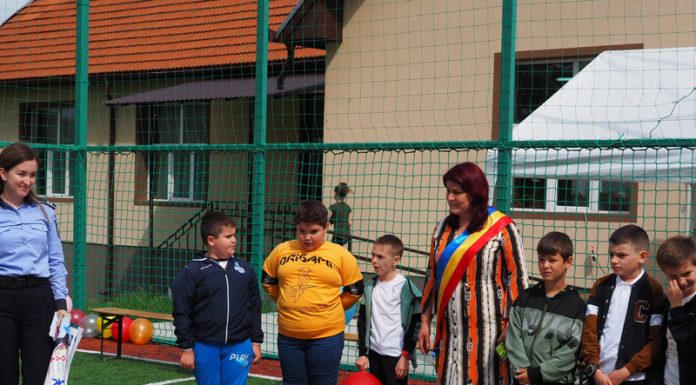 Fericire pe chipurile copiilor din Bumbești-Pitic! De ziua lor, au avut parte de muzică, mascote, picturi pe față, un tobogan gonflabil și un magician