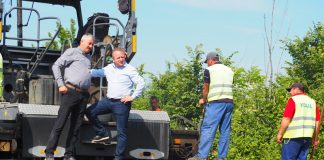 Primul metru de asfalt la Samarinești, investiția este de un milion de euro
