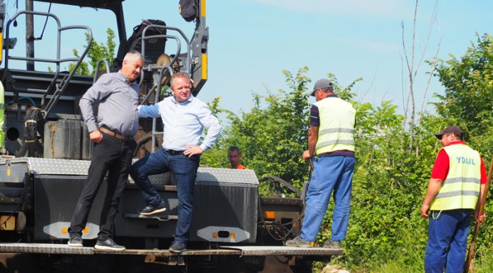 Primul metru de asfalt la Samarinești, investiția este de un milion de euro