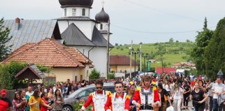 Baia de Fier, culoare și veselie: Parada Florilor, un tribut oferit copilăriei!