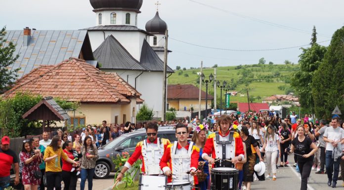 Baia de Fier, culoare și veselie: Parada Florilor, un tribut oferit copilăriei!