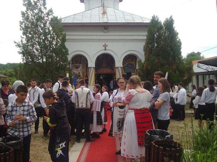 Educaţia…şi Lecţia de viaţă! – Cea de-a 17-a ediţie a Congresului Tinerilor Creştini Ortodocşi din Oltenia, desfăşurată la Poiana, comuna Turburea, Gorj (I) – ,,Aici, simţim dragostea noastră, unii pentru alţii! Având atâţia credincioşi adunaţi împreună cu noi, credem că şi Mântuitorul Hristos este împreună cu noi”!