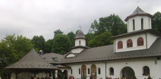 Mănăstirea «Sfânta Treime» de la Strâmba-Jiu, Oraşul Turceni (Gorj) şi-a sărbătorit hramul – ,,Astăzi, venind aici, trebuie să ne pocăim, iar Taina Sfintei Treimi este Taina tainelor”!