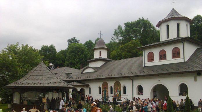 Mănăstirea «Sfânta Treime» de la Strâmba-Jiu, Oraşul Turceni (Gorj) şi-a sărbătorit hramul – ,,Astăzi, venind aici, trebuie să ne pocăim, iar Taina Sfintei Treimi este Taina tainelor”!