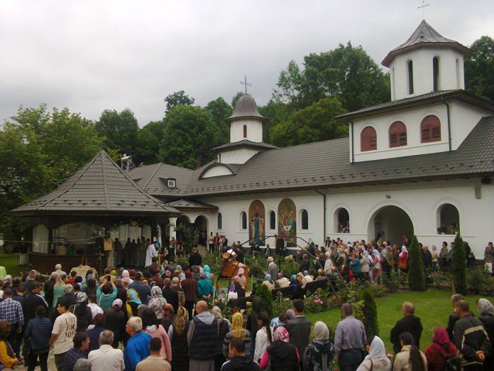Mănăstirea «Sfânta Treime» de la Strâmba-Jiu, Oraşul Turceni (Gorj) şi-a sărbătorit hramul – ,,Astăzi, venind aici, trebuie să ne pocăim, iar Taina Sfintei Treimi este Taina tainelor”!