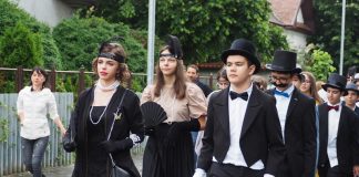 Școala Gimnazială ,,Alexandru Ștefulescu” și-a etalat valorile într-o paradă: Istorie, tradiție, creație, ecologism, viitor…