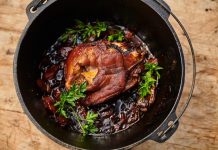 VIDEO: Rețeta săptămânii – Cooking Adventures In The Nature: Ciolan de porc în sos de bere neagră la ceaun!