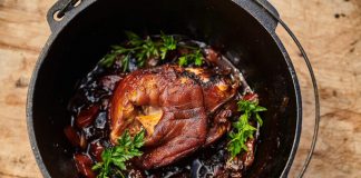 VIDEO: Rețeta săptămânii – Cooking Adventures In The Nature: Ciolan de porc în sos de bere neagră la ceaun!