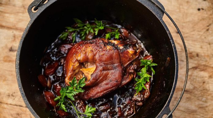 VIDEO: Rețeta săptămânii – Cooking Adventures In The Nature: Ciolan de porc în sos de bere neagră la ceaun!