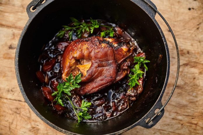 VIDEO: Rețeta săptămânii – Cooking Adventures In The Nature: Ciolan de porc în sos de bere neagră la ceaun!