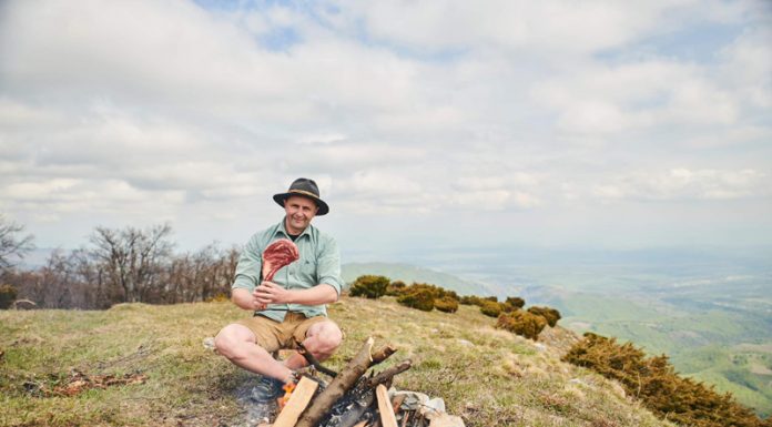 VIDEO: Rețeta săptămânii – Cooking Adventures In The Nature: Tomahawk Steak (friptură Tomahawk) perfect medium