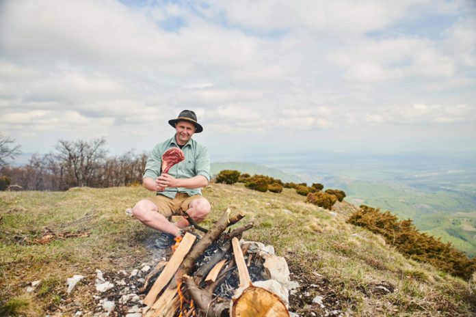 VIDEO: Rețeta săptămânii – Cooking Adventures In The Nature: Tomahawk Steak (friptură Tomahawk) perfect medium