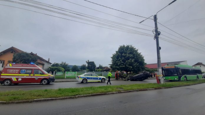 Foto|Târgu Jiu: Mașină răsturnată în zona Păltiniș
