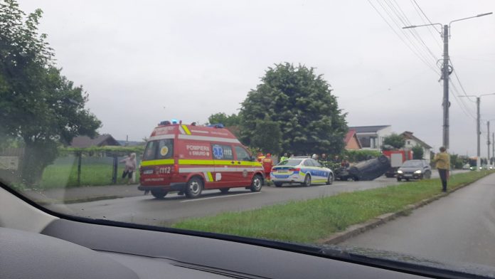 Târgu Jiu, UPDATE: A scăpat cu viață după ce s-a răsturnat cu mașina