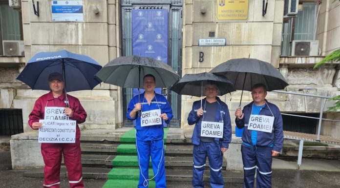 FOTO| Manu Tomescu, alături de colegii săi, în greva foamei! ”Nu mai plecăm de aici!”