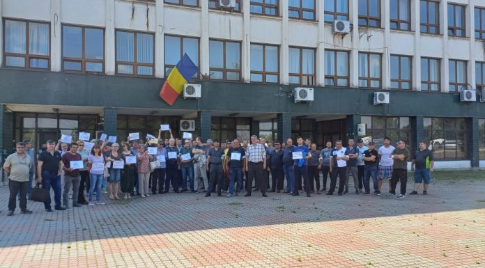 FOTO/VIDEO: Protest la poarta Termocentralei Ișalnița! Zeci de salariați își susțin colegii care sunt în greva foamei