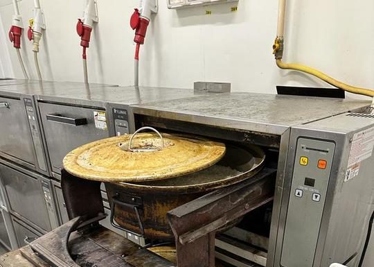 Produse expirate şi mizerie, firmă amendată și închisă