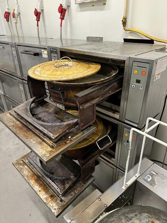 Produse expirate şi mizerie, firmă amendată și închisă