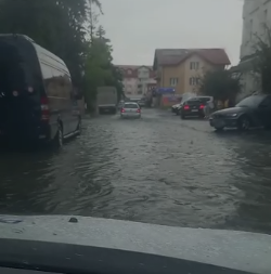 VIDEO: Stradă din Târgu Jiu, sub ape
