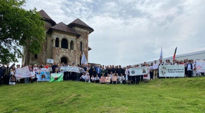 Sute de tineri ortodocși, întâlnire la Turburea