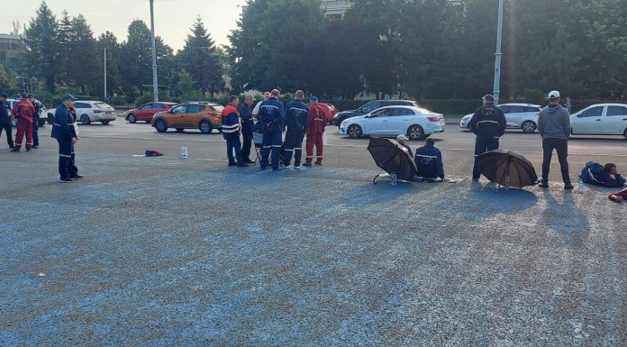 Angajații CEO aflați în greva foamei au mutat protestul în fața Guvernului