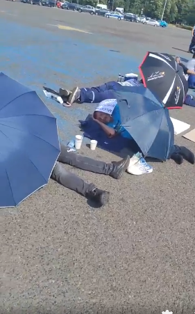 VIDEO| Minerii și energeticienii CEO, epuizați. Așteaptă, întinși pe asfalt, decizia premierului Ciolacu