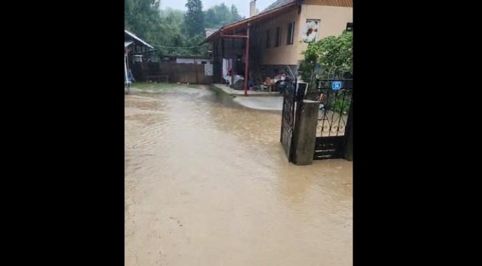Inundații în Gorj. Persoană surprinsă de viitură