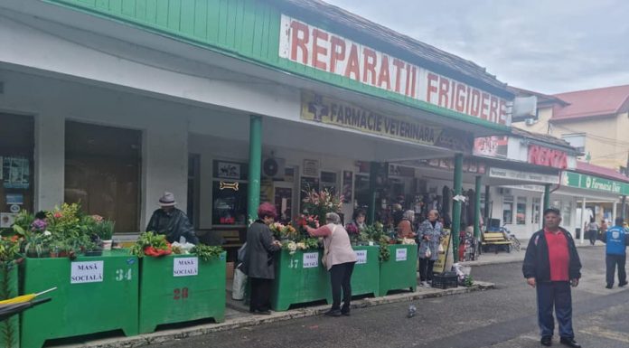 Mese sociale în Piața Centrală din Târgu Jiu