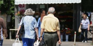 Mai mulți pensionari decât salariați