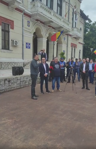 Prefectul Iulian Popescu a stat de vorbă cu protestatarii CEO
