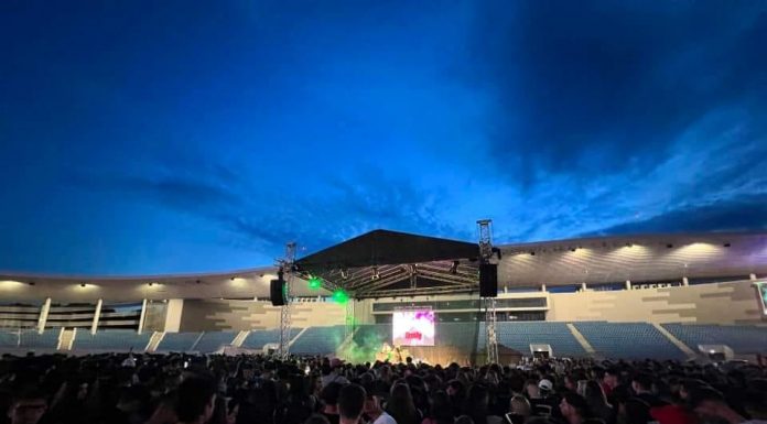 Târgu Jiu: Artiștii care i-au înjurat pe copii la concertul dedicat absolvenților, amendați