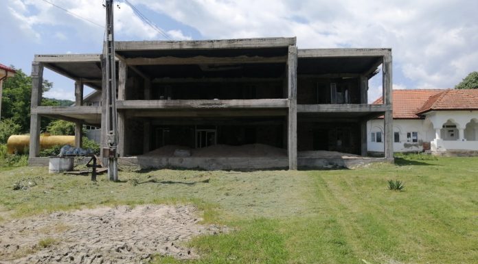 O clădire abandonată, sediu nou de primărie. Investiție de un milion de euro
